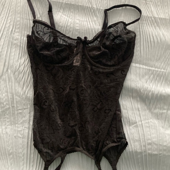 34C-Victoria Secret sexy merrywidow with built in garters. - Picture 4 of 7